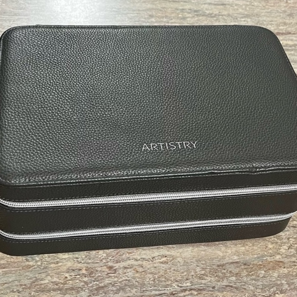 New Artistry Amway double zippered travel vanity case, new without tag.